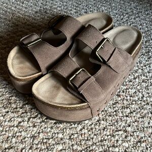 Cushionaire lifted suede Kali sandals 8.5